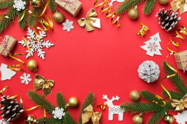 Noel arkaplanı, köknar dalları ve Noel süslemeleri. Üst görünüm, metin için boşluk kopyala.