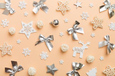 Yeni yıl kompozisyonu: Beyaz Noel kar taneleri. Çam kozalaklı Noel dekoru. Kopyalama alanı olan üst görünüm.