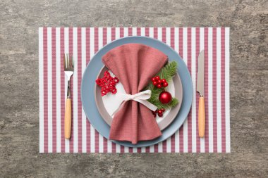 Kırsal dekorasyonlu ve mutfak aletli bir Noel yemeği. Yukarıdan görüntüle.