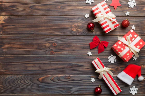 Yeni yıl kompozisyonu. Hediye kutularıyla Noel dekorasyonu. Kopyalama alanı olan üst görünüm.