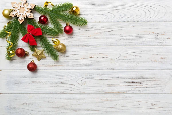 Noel arkaplanı, köknar dalları ve Noel süslemeleri. Üst görünüm, metin için boşluk kopyala.