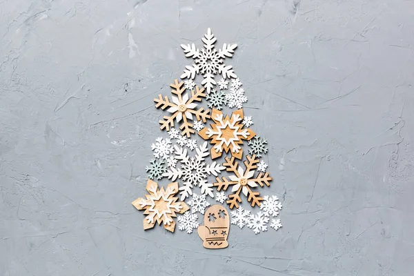 Kerstboom Gemaakt Van Gekleurde Sneeuwvlokken Decoratie Gekleurde Achtergrond Uitzicht Van — Stockfoto