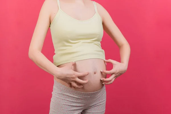 Donna Incinta Che Gratta Pancia Sfondo Colorato — Foto Stock