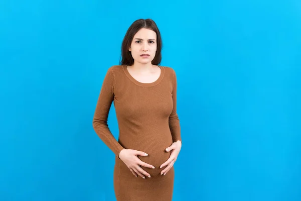Pregnant Girl Who Has Stomach Ache Stands Colored Background Isolated — Stock Photo, Image