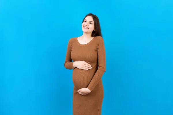 Heureuse Femme Enceinte Touchant Son Abdomen Fond Coloré Future Mère — Photo