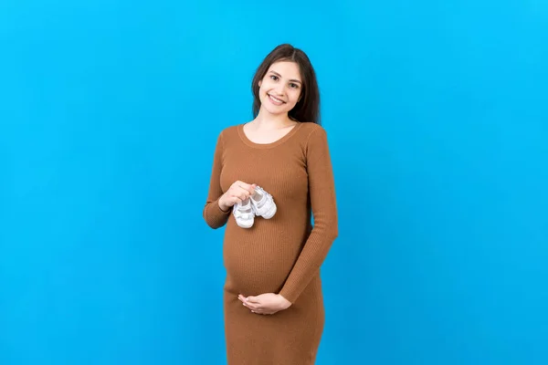 Ευτυχισμένη Έγκυος Γυναίκα Που Κρατάει Κοριτσίστικα Μποτάκια Στην Κοιλιά Της — Φωτογραφία Αρχείου