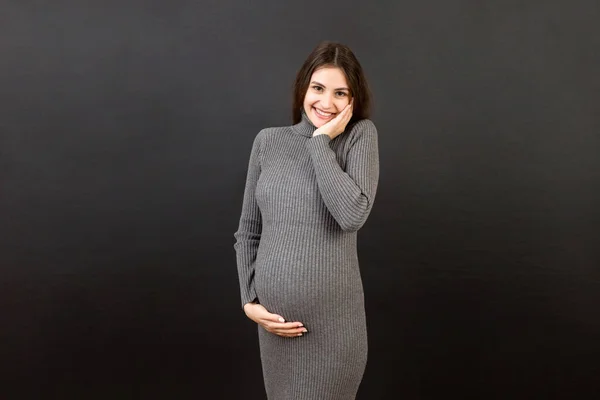 在彩色背景下摸腹部的快乐孕妇 未来的母亲穿着白色内裤 期待着一个孩子 复制空间 — 图库照片