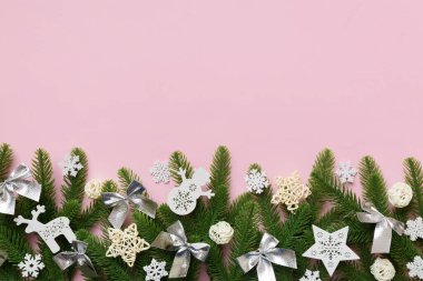 Noel arkaplanı, köknar dalları ve Noel süslemeleri. Üst görünüm, metin için boşluk kopyala.