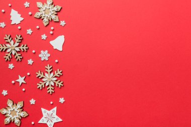 Yeni yıl kompozisyonu: Beyaz Noel kar taneleri. Çam kozalaklı Noel dekoru. Kopyalama alanı olan üst görünüm.