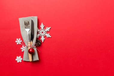 Bıçak, peçete ve çatalla kurulmuş bir Noel masası. Kopyalama alanı olan tatiller yeni yıl arkaplanı.