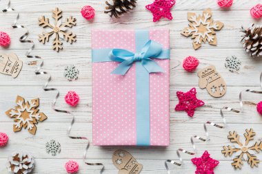 Noel kompozisyonu. Renkli arka planda yeni yıl süslemeleri olan hediye kutusu. Noel, kış, yeni yıl konsepti. Düz konum, üst görünüm, kopyalama alanı.