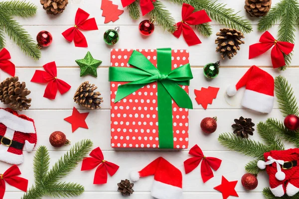 Vánoční Kompozice Dárkový Box Novoroční Výzdobou Barevném Pozadí Vánoce Zima — Stock fotografie