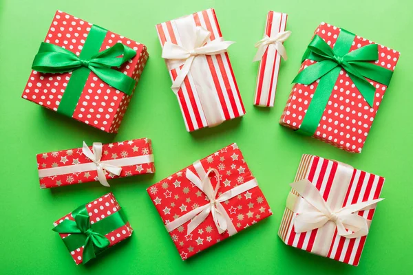 Viele Weihnachtsgeschenkboxen Buntem Papier Auf Dem Tisch Dekoriert Draufsicht Aus — Stockfoto