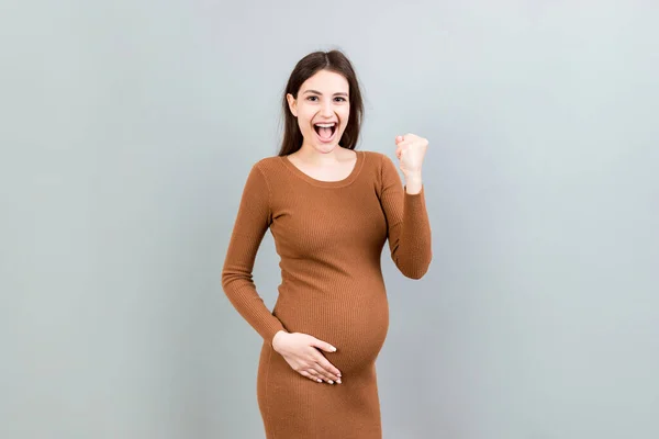 Junge Schöne Schwangere Frau Auf Isolierten Farbigen Hintergrund Feiert Überrascht — Stockfoto