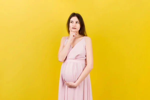 Занудная Беременная Женщина Выбирает Имя Ребенка Цветном Фоне Сон Счастливая — стоковое фото