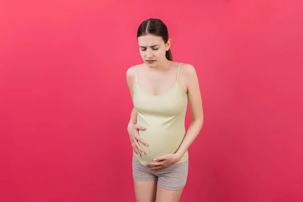 Pregnant Girl Who Has Stomach Ache Stands Colored Background Isolated — Stock Photo, Image