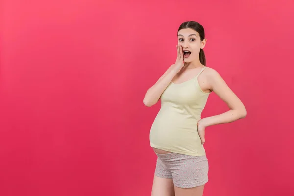 Joven Sorpresa Sorprendida Mujer Embarazada Aislado Fondo Color Expresión Femenina —  Fotos de Stock
