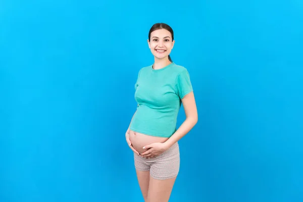 Mujer Embarazada Feliz Tocando Abdomen Fondo Color Futura Madre Lleva —  Fotos de Stock