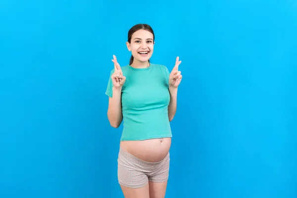 Giovane Donna Incinta Allegra Tenendo Dita Incrociate Attesa Gravidanza Isolata — Foto Stock