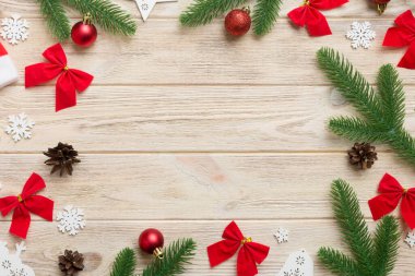 Noel arkaplanı, köknar dalları ve Noel süslemeleri. Üst görünüm, metin için boşluk kopyala.