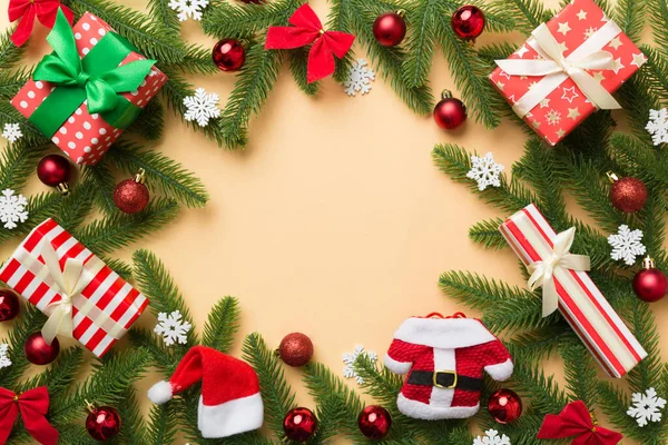 クリスマスの装飾やモミの木の枝やギフトボックス暗いテーブル コピースペース付きのトップビューフレーム — ストック写真