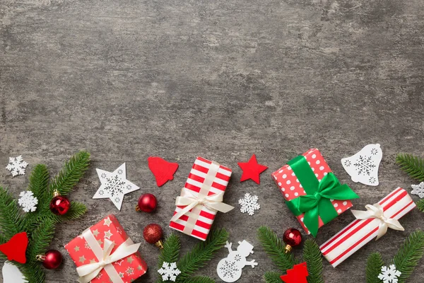 Decorações Natal Ramo Abeto Caixa Presente Mesa Escura Quadro Vista — Fotografia de Stock