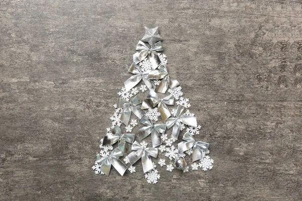Luxusform Des Neujahrsbaums Aus Kristall Und Silbernem Weihnachtsschmuck Auf Dunkelblauem — Stockfoto