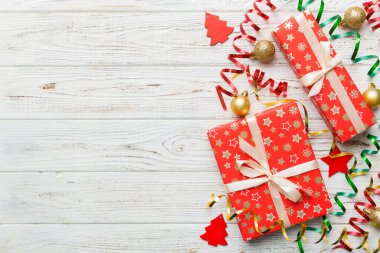 Renkli kağıda sarılı ve renkli arka planda konfetiyle süslenmiş hediye kutularıyla tatil dairesi yatıyordu. Noel, Doğum günü, Sevgililer Günü ve satış konsepti, üst manzara.