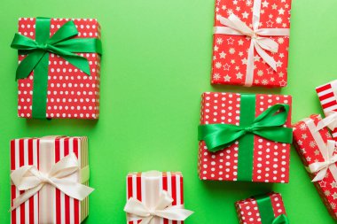 Masada renkli kağıtlarla süslenmiş bir sürü Noel hediyesi kutusu var. Birçok hediye var..