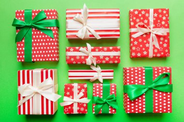 Masada renkli kağıtlarla süslenmiş bir sürü Noel hediyesi kutusu var. Birçok hediye var..