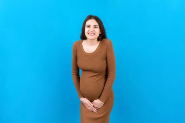 Hamilelik sırasında idrar tutamama. Hamilelik sırasında karın ağrısı. Renkli arka planda annelik sağlık konsepti.