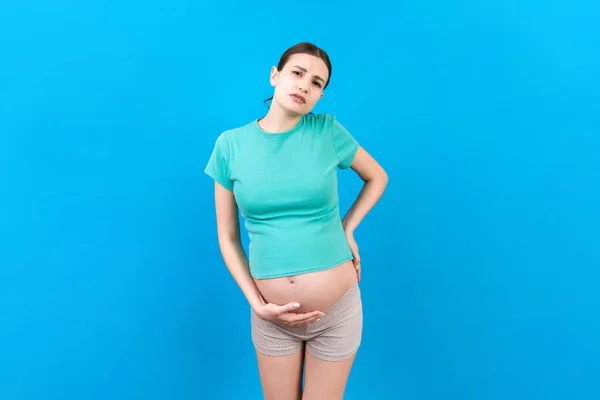 Gravid Kvinna Med Smärta Ryggen Färgad Bakgrund Isolerad — Stockfoto