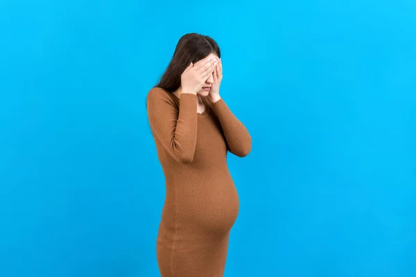 Vacker Ung Gravid Kvinna Känner Huvudvärk Färgad Bakgrund Isolerad Stressad — Stockfoto