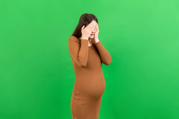 Vacker Ung Gravid Kvinna Känner Huvudvärk Färgad Bakgrund Isolerad Stressad — Stockfoto