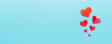 Kırmızı kalplerle sevgililer günü arkaplanı, kopyalama alanı ile üstten görünüm.