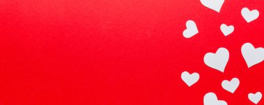 Kırmızı kalplerle sevgililer günü arkaplanı, kopyalama alanı ile üstten görünüm.