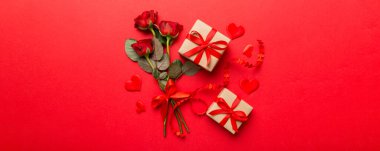 Güzel kırmızı kurdeleli Kraft hediye kutusu ve gül, Sevgililer Günü konsepti, yıldönümü, anneler günü ve doğum günü tebriği, fotokopi alanı, üst manzara.