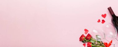 Kırmızı şarap, gül çiçeği ve hediye kutusuyla Sevgililer Günü kompozisyonu. Üst manzara, düz yatış. Tatil kavramı.