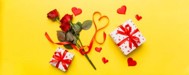 Güzel kırmızı kurdeleli Kraft hediye kutusu ve gül, Sevgililer Günü konsepti, yıldönümü, anneler günü ve doğum günü tebriği, fotokopi alanı, üst manzara.