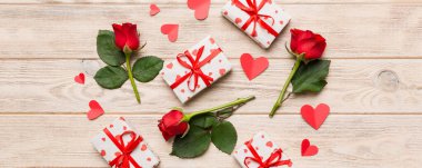 Güzel kırmızı kurdeleli Kraft hediye kutusu ve gül, Sevgililer Günü konsepti, yıldönümü, anneler günü ve doğum günü tebriği, fotokopi alanı, üst manzara.