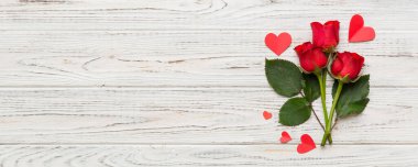 Masada gül çiçeği ve kırmızı kalple Sevgililer Günü kompozisyonu. Üst görünüm, düz görünüm, kopyalama alanı Tatil kavramı.