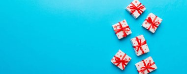 Sevgililer Günü kompozisyonu: Yay ve kalple kırmızı hediye kutusu. Noel hediyesi. Yukarıdan bak. Mesaj için yer var. Holday tebrik kartı.