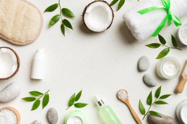 Hindistan cevizi yağı dolu kavanozlar ve renkli arka planda kozmetik kremi. Üst Manzara. Metnin için boş yer. Doğal spa Hindistan cevizi kozmetik ve organik tedavi konsepti Hindistan cevizi spa bileşimi.