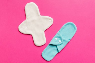 Çevre dostu yeniden kullanılabilir kadın pedleri. Renkli, parlak, yeniden kullanılabilir adet pedleri. sıfır atık kadın dönemi konsepti kopya alanı ile üst görünüm.