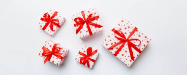 Sevgililer Günü kompozisyonu: Kırmızı hediye kutusu ve kalp. Noel hediyesi. Yukarıdan bak. Holday tebrik kartı.