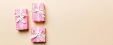 Sevgililer Günü kompozisyonu: Yay ve kalple kırmızı hediye kutusu. Noel hediyesi. Yukarıdan bak. Mesaj için yer var. Holday tebrik kartı.