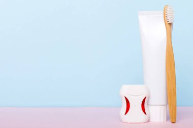 Renkli arka planda kopyalama alanı olan diş macunu ve üst görünümü. Düz yatıyordu. Diş hijyeni. Hafif arka planda ağız bakım ürünleri. Vücut bakımı kavramı.