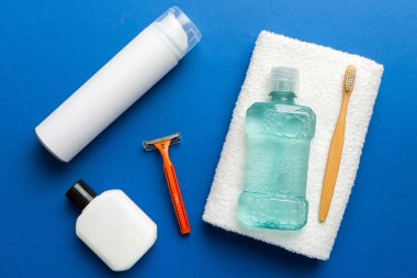 Banyo ürünleri için model düz yatak, spa jileti, diş macunu, sabun, jöle ve diğer çeşitli aksesuarlar. Cilt sağlığı için kozmetik. Logonuz için Bath Mockup.