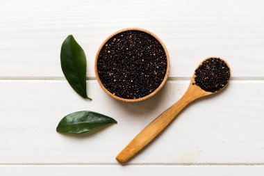 Kase içinde kinoa tohumu ve renkli arka planda kaşık. Küçük kasede sağlıklı kinwa. Sağlıklı süper yiyecekler.