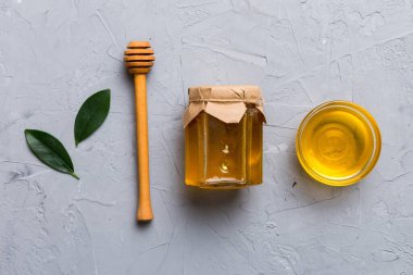 Bal kavanozu, beyaz arka plan manzaralı ve fotokopi alanı olan ahşap bal kaplama. Lezzetli bal şişesi.